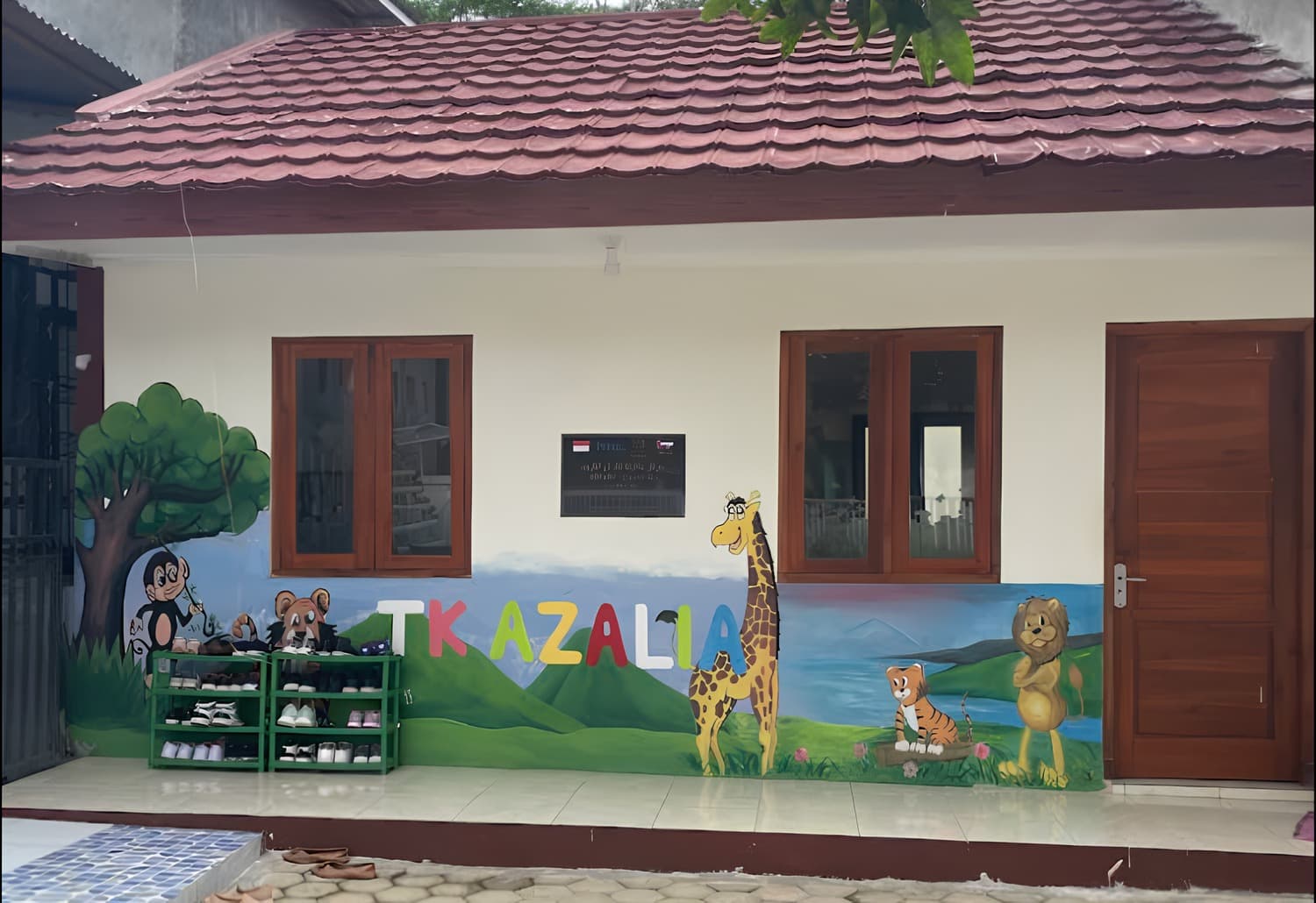 Foto Ruang Kelas TK Azalia dengan mural jerapah